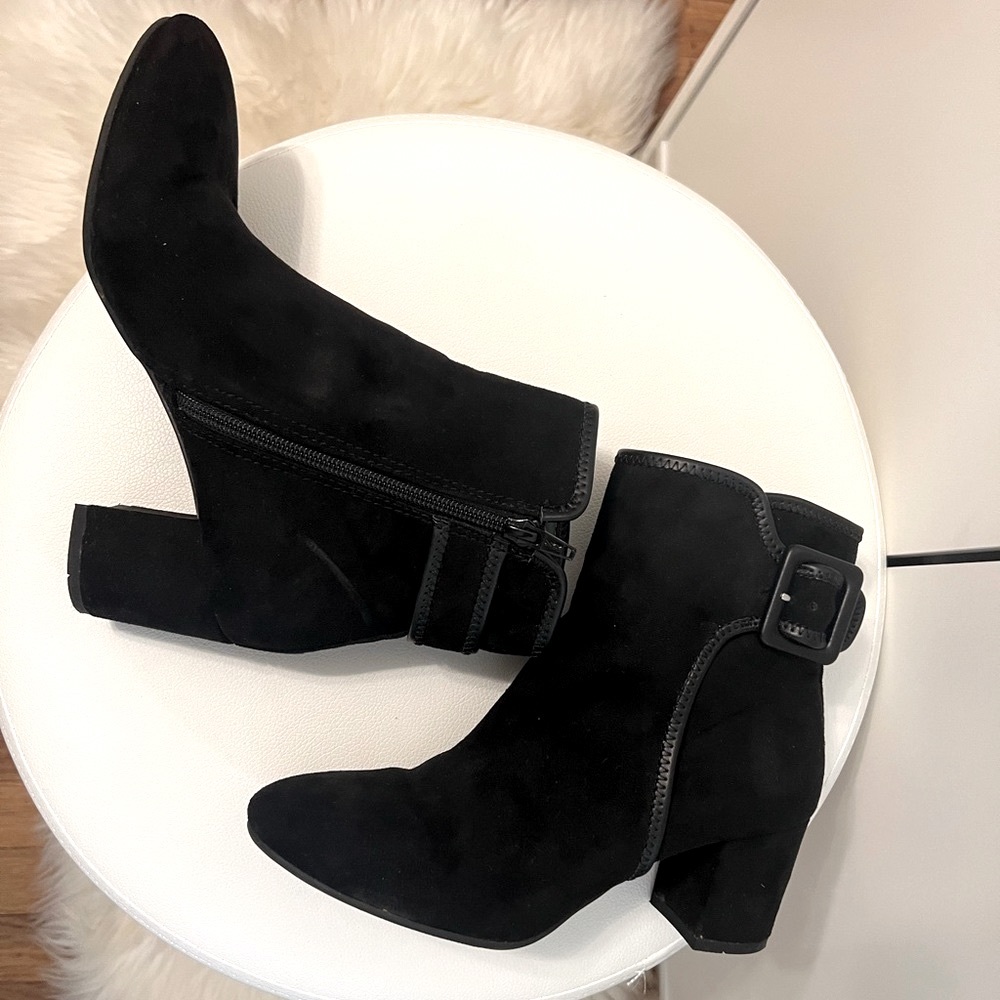 White Mountain Callaway Side Zip Black Suede Booties / ankle boots - size 6.5M